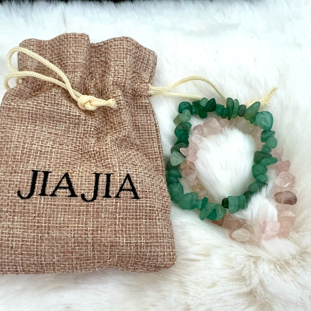 JIA JIA beaded crystal bracelets.
It comes with the pouch.
Set of 2